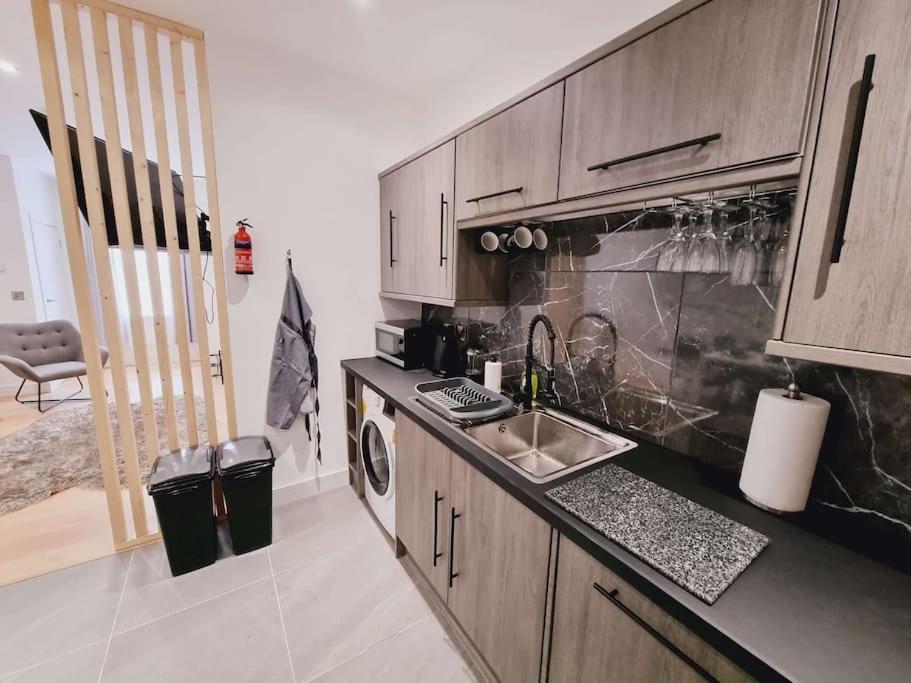 Lmk, Spacious 1 Bedroom Ground Floor Apartment, Ev Charger, Free Parking Wi-Fi, Great Location Белфаст Екстериор снимка