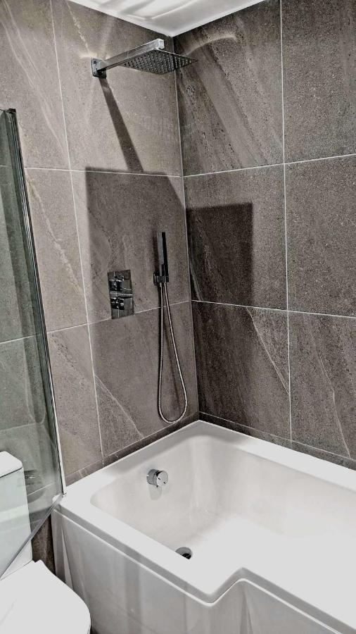 Lmk, Spacious 1 Bedroom Ground Floor Apartment, Ev Charger, Free Parking Wi-Fi, Great Location Белфаст Екстериор снимка
